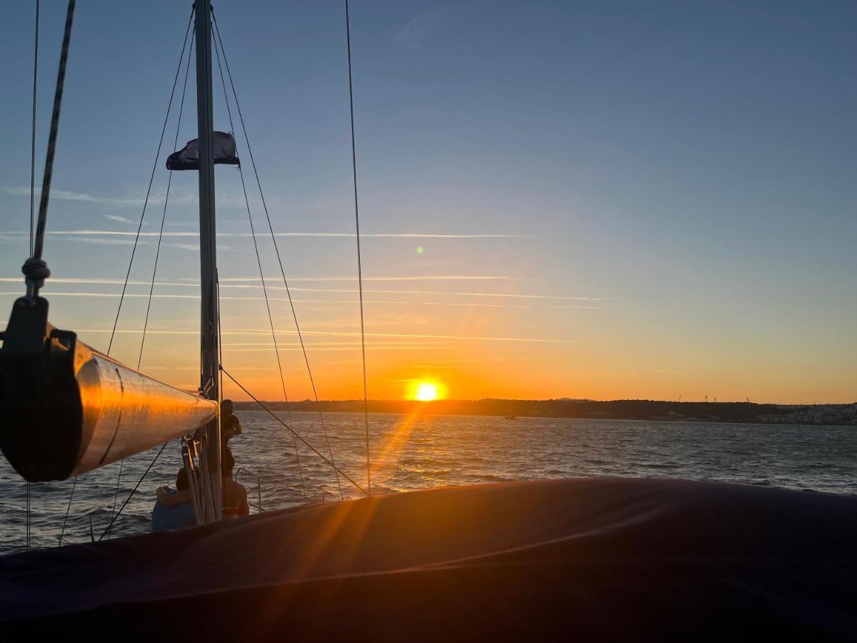 Stay In A Boat - Lisboa Екстер'єр фото